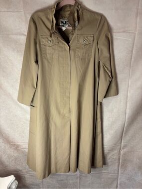 Neutral-Tan Trench Coat with Button-Flap Pockets -
